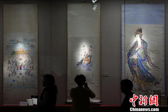 当天展出的彩色《慈悲观音像》是康熙年间金陵画家周璕仿唐代吴道子画而成,优雅精美