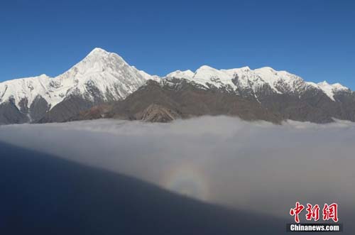 10月22日下午,在四川贡嘎山主峰西坡下的云海中出现罕见“佛光”