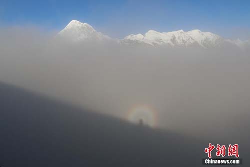 10月22日下午,在四川贡嘎山主峰西坡下的云海中出现罕见“佛光”