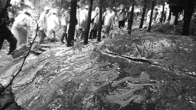 游人冒雨上山向藏经洞进发 摄影:程功