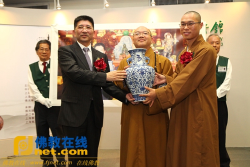 陈海波和惟祥法师共同把“慈光和乐对瓶”的“和瓶”捐给佛光山,由心保和尚代表接受
