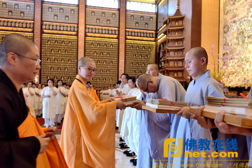 戒常住都监妙士法师颁发受戒证书,并叮咛戒子常回“家”
